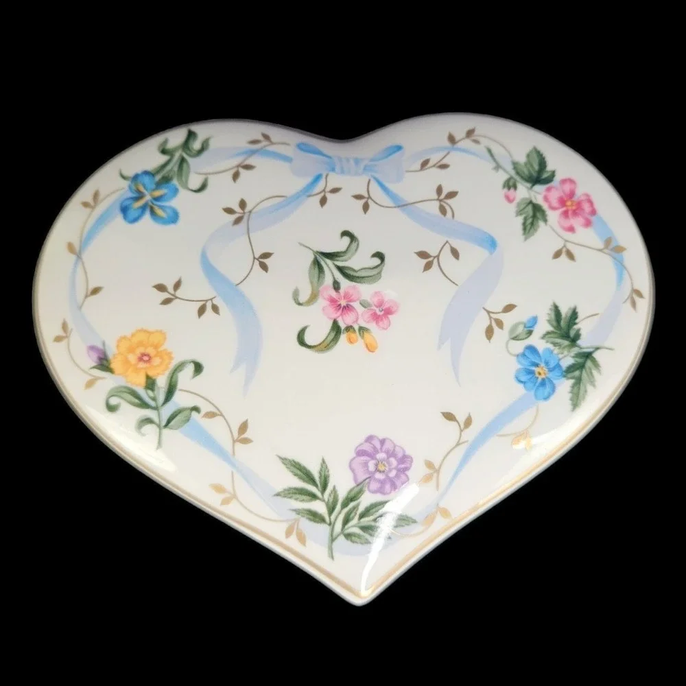 Christopher Stuart Floral Ribbon Heart Shape Box and Lid Y1516 Trinket Gold Trim